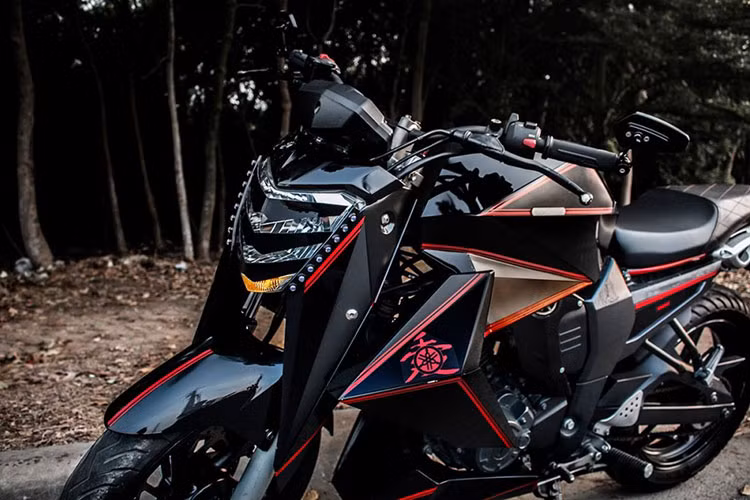 Đầu đèn xe được tạo dáng giống mặt nạ của các dũng sĩ đấu kiếm Samurai với các dãy kim loại mika đen nằm ngang hầm hố. Dàn áo của xe được sơn lại hoàn toàn với màu đen cùng các viền phối, hoạ tiết trên logo Yamaha màu đỏ khá phù hợp với tổng thể.