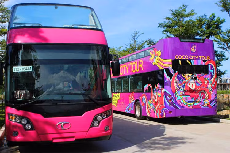 Xe bus ngắm cảnh 2 tầng là loại xe bus chuyên dụng phục vụ cho du lịch, được sản xuất bởi Trường Hải với linh kiện nhập khẩu trực tiếp từ Đức, Nhật Bản và Hàn Quốc. Xe được thiết kế 2 tầng có mui trần, không gian và tầm nhìn thoáng thích hợp tham quan ngắm cảnh...