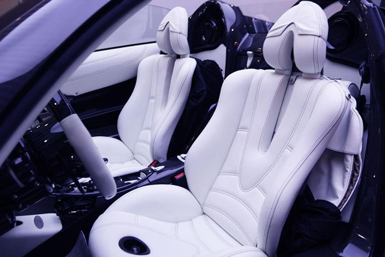 Mỗi chiếc Huayra Roadster sẽ đi kèm với 2 bộ mui tháo lắp thủ công khác nhau, một được làm bằng vải bạt và chiếc còn lại có khung bằng sợi carbon cùng phần trên lắp kính. Cả hai đều có thể được lắp vào xe chỉ bằng vài bước đơn giản, và chúng cũng khiến Huayra Roadster có kiểu dáng gần giống như bản coupe.