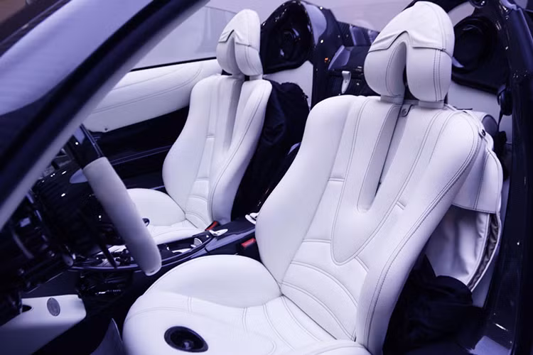 Mỗi chiếc Huayra Roadster sẽ đi kèm với 2 bộ mui tháo lắp thủ công khác nhau, một được làm bằng vải bạt và chiếc còn lại có khung bằng sợi carbon cùng phần trên lắp kính. Cả hai đều có thể được lắp vào xe chỉ bằng vài bước đơn giản, và chúng cũng khiến Huayra Roadster có kiểu dáng gần giống như bản coupe.