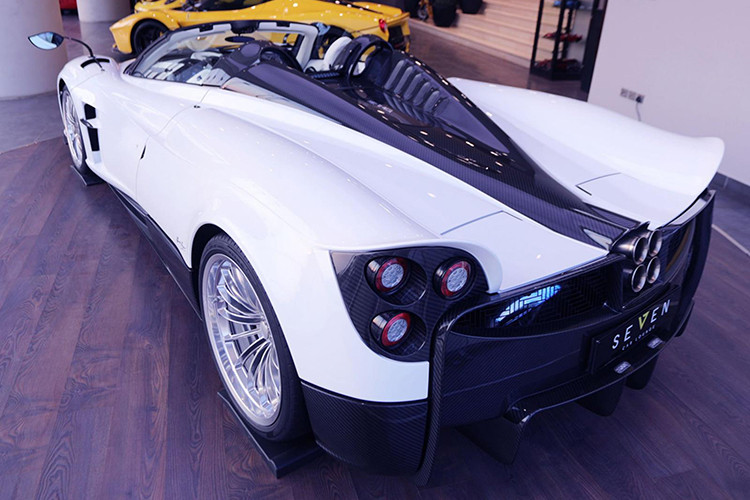 Pagani sẽ chỉ sản xuất Huayra Roadster với số lượng 100 chiếc trên toàn Thế giới với giá khởi điểm từ 2,28 triệu Euro (tương đương khoảng 55 tỷ đồng). Tuy nhiên ngay cả khi có đủ tiền, những "đại gia" chậm chân hiện cũng không thể sở hữu được siêu xe này khi toàn bộ 100 chiếc đã có đơn đặt hàng.