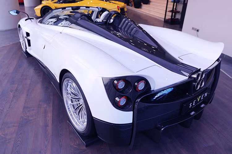 Pagani sẽ chỉ sản xuất Huayra Roadster với số lượng 100 chiếc trên toàn Thế giới với giá khởi điểm từ 2,28 triệu Euro (tương đương khoảng 55 tỷ đồng). Tuy nhiên ngay cả khi có đủ tiền, những "đại gia" chậm chân hiện cũng không thể sở hữu được siêu xe này khi toàn bộ 100 chiếc đã có đơn đặt hàng.