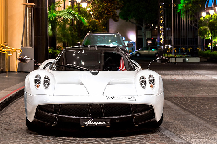 Chưa rõ mức giá chào bán của đại lý đến từ Ả Rập Xê Út dành cho siêu xe triệu đô Pagani Huayra mui trần đầu tiên được rao bán trên thế giới, tuy nhiên, chắc chắn con số sẽ cao hơn giá khởi điểm rất nhiều.