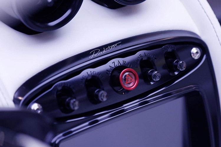 Dù có ngoại thất mang màu gì, tuy nhiên, nhiều khả năng hệ dẫn động của chiếc Pagani Huayra Roadster đang tìm chủ nhân tại đại lý siêu xe Seven Car Lounge vẫn là động cơ V12 Biturbo, dung tích 6.0 lít tiêu chuẩn do Mercedes-AMG sản xuất như những chiếc Huayra khác.