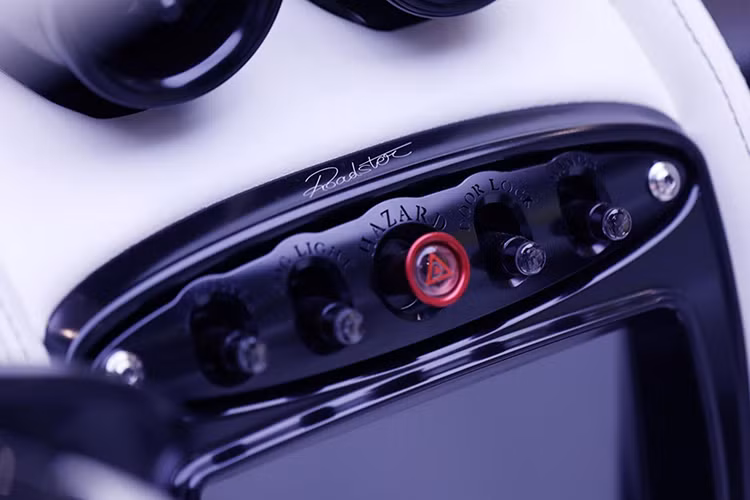 Dù có ngoại thất mang màu gì, tuy nhiên, nhiều khả năng hệ dẫn động của chiếc Pagani Huayra Roadster đang tìm chủ nhân tại đại lý siêu xe Seven Car Lounge vẫn là động cơ V12 Biturbo, dung tích 6.0 lít tiêu chuẩn do Mercedes-AMG sản xuất như những chiếc Huayra khác.