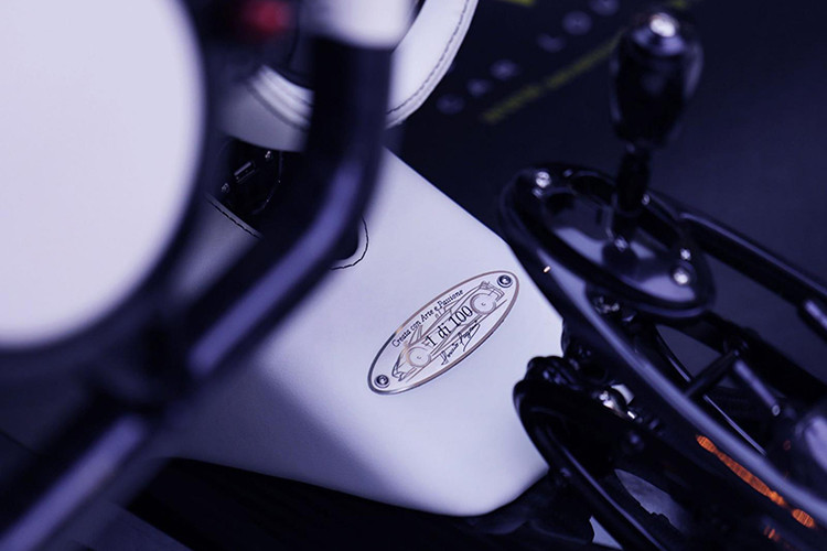 Ở bên trong nội thất của Huayra Roadster không có nhiều thay đổi so với bản coupe khi vẫn được bọc trong da và sử dụng các chất liệu như nhôm bóng, sợi carbon... Xe cũng được trang bị hệ thống thông tin giải trí đa chức năng và dàn âm thanh hi-end Sonos. Đương nhiên, khách hàng sẽ có toàn quyền đặt nội thất hoàn toàn theo sở thích cá nhân.