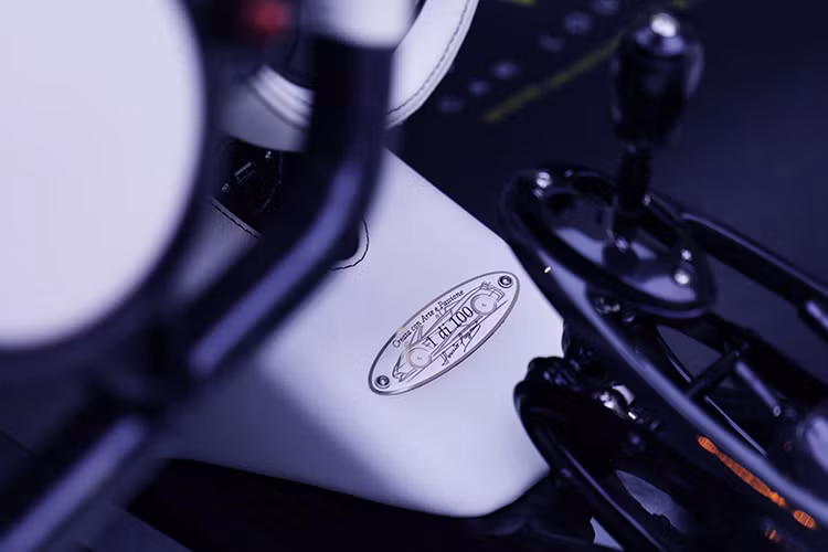 Ở bên trong nội thất của Huayra Roadster không có nhiều thay đổi so với bản coupe khi vẫn được bọc trong da và sử dụng các chất liệu như nhôm bóng, sợi carbon... Xe cũng được trang bị hệ thống thông tin giải trí đa chức năng và dàn âm thanh hi-end Sonos. Đương nhiên, khách hàng sẽ có toàn quyền đặt nội thất hoàn toàn theo sở thích cá nhân.