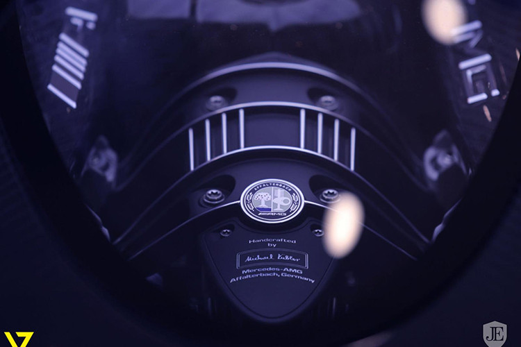 "Trái tim" này trên Pagani Huayra mui trần mang đến công suất tối đa 764 mã lực tại vòng tua máy 6.200 vòng/phút và mô-men xoắn cực đại 1000 Nm tại vòng tua 2.400 vòng/phút. Hãng siêu xe Pagani cũng trang bị đến 5 chế độ lái khác nhau cho siêu xe mui trần. 