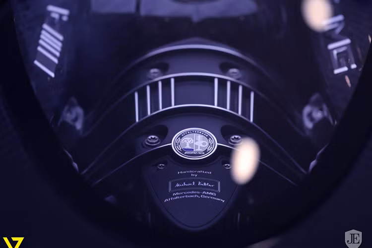 "Trái tim" này trên Pagani Huayra mui trần mang đến công suất tối đa 764 mã lực tại vòng tua máy 6.200 vòng/phút và mô-men xoắn cực đại 1000 Nm tại vòng tua 2.400 vòng/phút. Hãng siêu xe Pagani cũng trang bị đến 5 chế độ lái khác nhau cho siêu xe mui trần. 