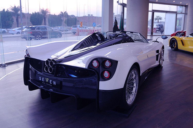 Siêu xe triệu đô Pagani Huayra mui trần đầu tiên được rao bán trên thế giới có ngoại thất sơn màu trắng muốt đẹp mắt đi kèm với điểm nhấn là một số chi tiết như cản va trước, ốp sườn, vỏ gương hay đuôi xe bằng sợi carbon bóng.