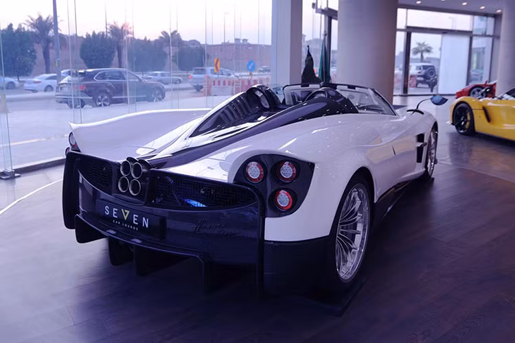 Siêu xe triệu đô Pagani Huayra mui trần đầu tiên được rao bán trên thế giới có ngoại thất sơn màu trắng muốt đẹp mắt đi kèm với điểm nhấn là một số chi tiết như cản va trước, ốp sườn, vỏ gương hay đuôi xe bằng sợi carbon bóng.