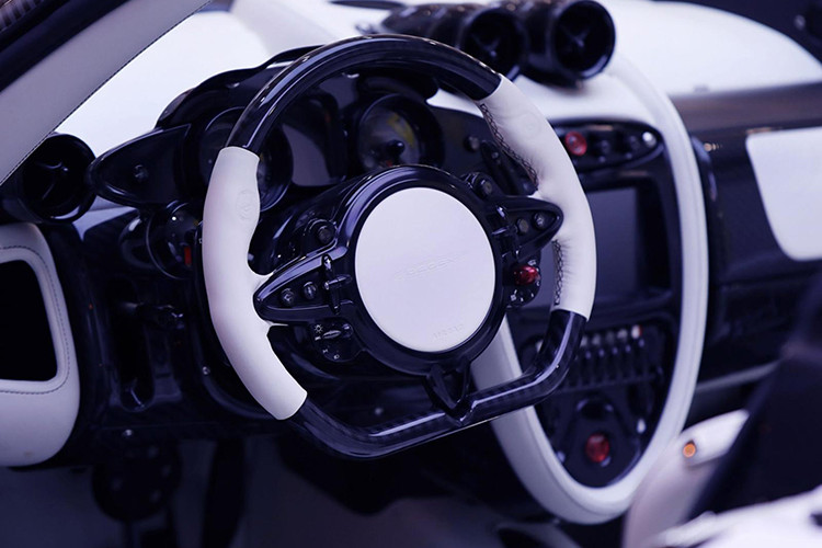 Không chỉ là một chiếc Huayra bỏ mui, nhiều thay đổi đã được Pagani thực hiện với Huayra. Đầu tiên, trái với những mẫu xe mui trần khác, Huayra Roadster còn nhẹ hơn 80 kg (hay 6%) so với bản coupe do có hệ thống treo bằng hợp kim nhôm HiForg cùng những vật liệu sợi carbon mới, trong khi vẫn bảo đảm được độ cứng thân xe. Trọng lượng khô của chiếc xe là 1280 kg.