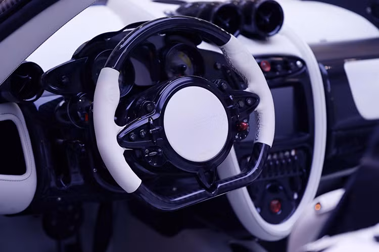 Không chỉ là một chiếc Huayra bỏ mui, nhiều thay đổi đã được Pagani thực hiện với Huayra. Đầu tiên, trái với những mẫu xe mui trần khác, Huayra Roadster còn nhẹ hơn 80 kg (hay 6%) so với bản coupe do có hệ thống treo bằng hợp kim nhôm HiForg cùng những vật liệu sợi carbon mới, trong khi vẫn bảo đảm được độ cứng thân xe. Trọng lượng khô của chiếc xe là 1280 kg.