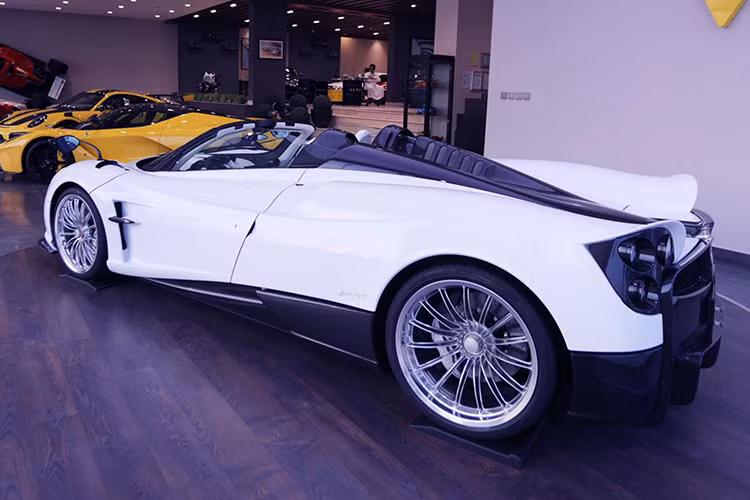 Nếu ai không có cơ hội làm chủ nhân của 1 trong 100 chiếc siêu xe được mệnh danh thần gió Pagani Huayra Roadster được sản xuất trên toàn thế giới, hãy nhanh chóng ghé đến đại lý siêu xe Seven Car Lounge ở Riyadh, Ả Rập Xê Út. Hiện bên trong showroom này đang trưng bày 1 chiếc Pagani Huayra mui trần mang số khung 1di100.