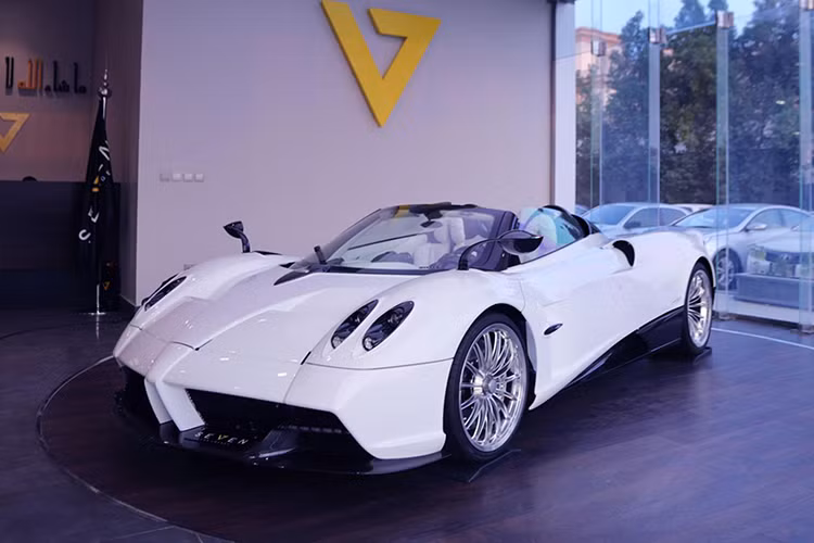 Chỉ có 100 chiếc siêu xe Pagani Huayra Roadster được sản xuất trên toàn thế giới và không cần phải nói, giới nhà giàu thế giới phải tranh nhau để có sự phục vụ của siêu xe mui trần "thần gió". Trong đó, một số chiếc đã được lộ diện và đã có chủ nhân ngay.