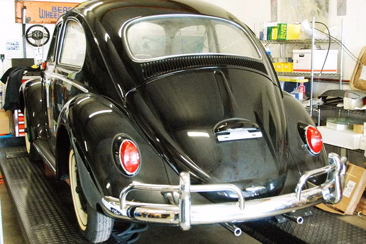 Chiếc Volkswagen này là một mẫu năm 1964 và hiện trú ngụ ở Portland, tiểu bang Oregon, Mỹ. Và như chúng ta thấy ở trong những bức ảnh, nó trông giống như bao mẫu “con bọ” khác mà thôi. Tuy nhiên, nó có một lịch sử độc đáo mà có lẽ đã biến nó trở thành một trong những Volkswagen Beetle được khao khát nhất trên thế giới.