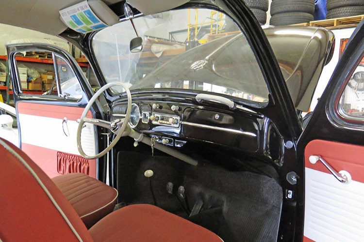 Các trang bị như cần gạt kính chắn gió, kính chiếu hậu bên sườn, và nắp tròn đậy trục bánh xe nguyên bản thậm chí còn chưa được lắp và vận giữ nguyên trong hộp ban đầu. Nội thất xe cũng ở trong tình trạng hoàn hảo, gần như chưa bao giờ có người ngồi và bao gồm ghế và tấm ốp cửa màu đỏ đẹp mắt. 