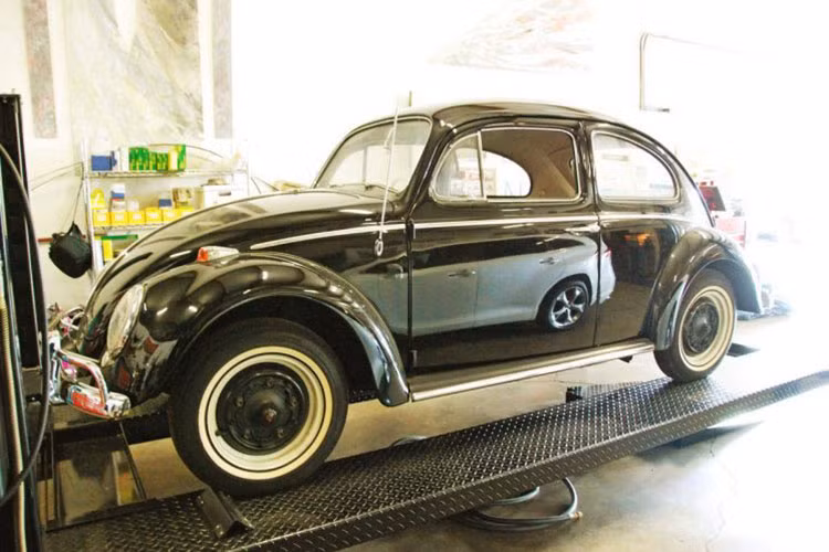 Những chiếc Volkswagen Beetle đầu tiên được sản xuất từ năm 1938 nhưng đáng buồn sẽ bị ngừng hoàn toàn trong năm 2019. Có lẽ cái chết không thể tránh của phương tiện kinh điển đã khuyến khích chủ nhân của một chiếc Beetle đặc biệt tiến hành rao bán chiếc xe trên trang Hemmings. 