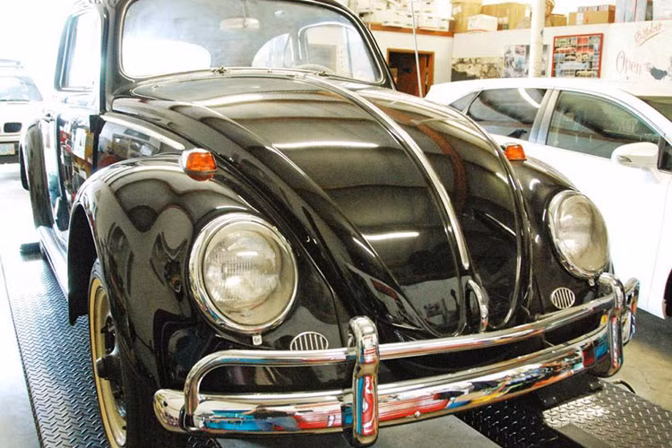  Xe con bọ Volkwagen Beetle được xem là một biểu tượng bất tử ngành ôtô thế giới và là một trong những mẫu xe du lịch quan trọng nhất mọi thời được. Được thiết kế theo yêu cầu của Adolf Hitler làm một phương tiện giá rẻ mà đa phần nhân dân Đức thời bấy giờ có thể mua được.