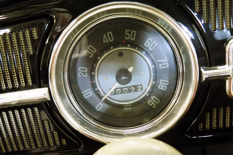 Bởi chiếc xe Volkswagen Beetle 1964 cực hiếm này gần như không bao giờ thấy ánh mặt trời, lớp sơn của nó vẫn ở trong tình trạng mới xuất xưởng, hết sức ngon lành, mặc dù có một lớp bụi khá dày phủ lên trên.