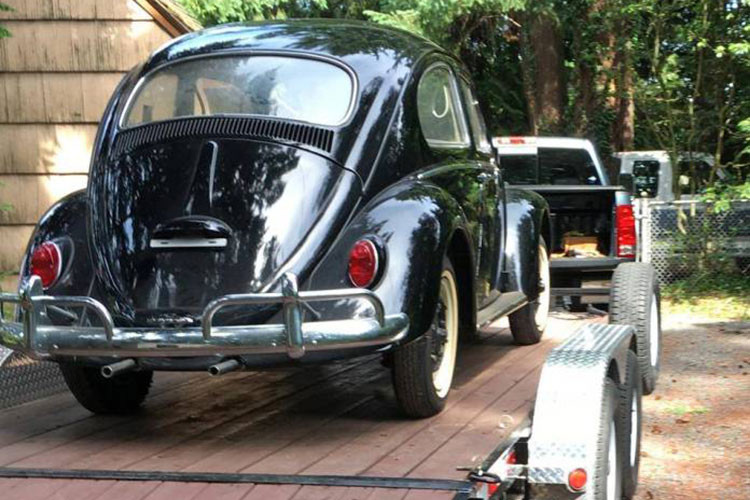 Đó là lí do tại sao, nó được treo cái giá 1 triệu USD (tương đương hơn 23 tỷ đồng) trên Hemmings. Kể ra thì đây đúng là một cái giá trên trời dành cho một chiếc Volkswagen Beetle, nhưng ai biết được giá trị của nó sẽ biến đổi ra sao sau khi nhà sản xuất chính thức “ngắt dây nguồn” trong năm 2019 chứ.