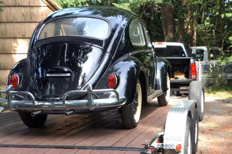 Đó là lí do tại sao, nó được treo cái giá 1 triệu USD (tương đương hơn 23 tỷ đồng) trên Hemmings. Kể ra thì đây đúng là một cái giá trên trời dành cho một chiếc Volkswagen Beetle, nhưng ai biết được giá trị của nó sẽ biến đổi ra sao sau khi nhà sản xuất chính thức “ngắt dây nguồn” trong năm 2019 chứ.