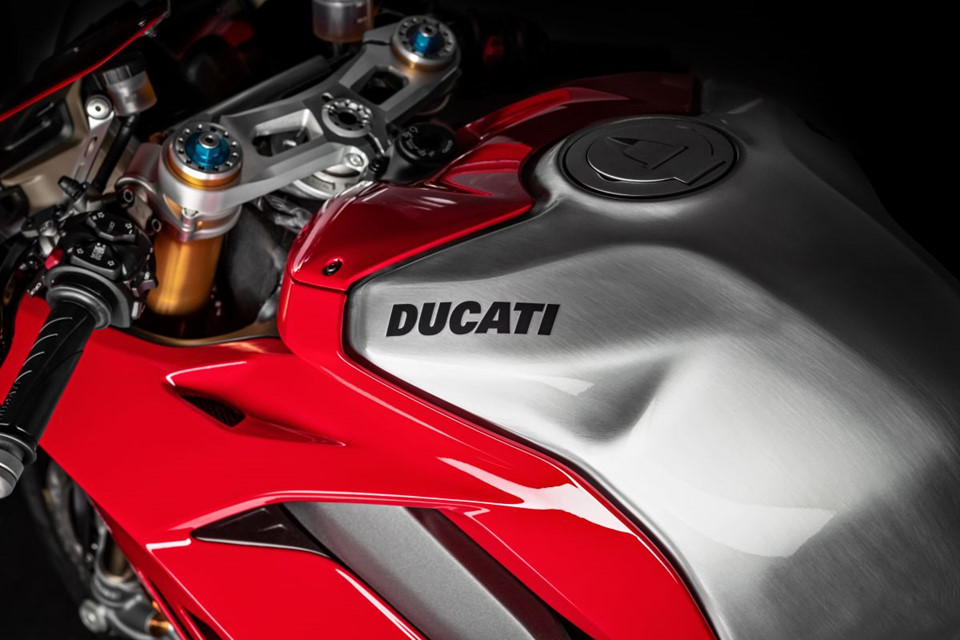 Khác với bộ đôi siêu môtô BMW HP4 Race và Kawasaki H2R, Ducati Panigale V4 R vẫn được xếp vào xe "street legal" - được phép sử dụng trên đường phố do vẫn có đầy đủ đèn còi và xi nhan.