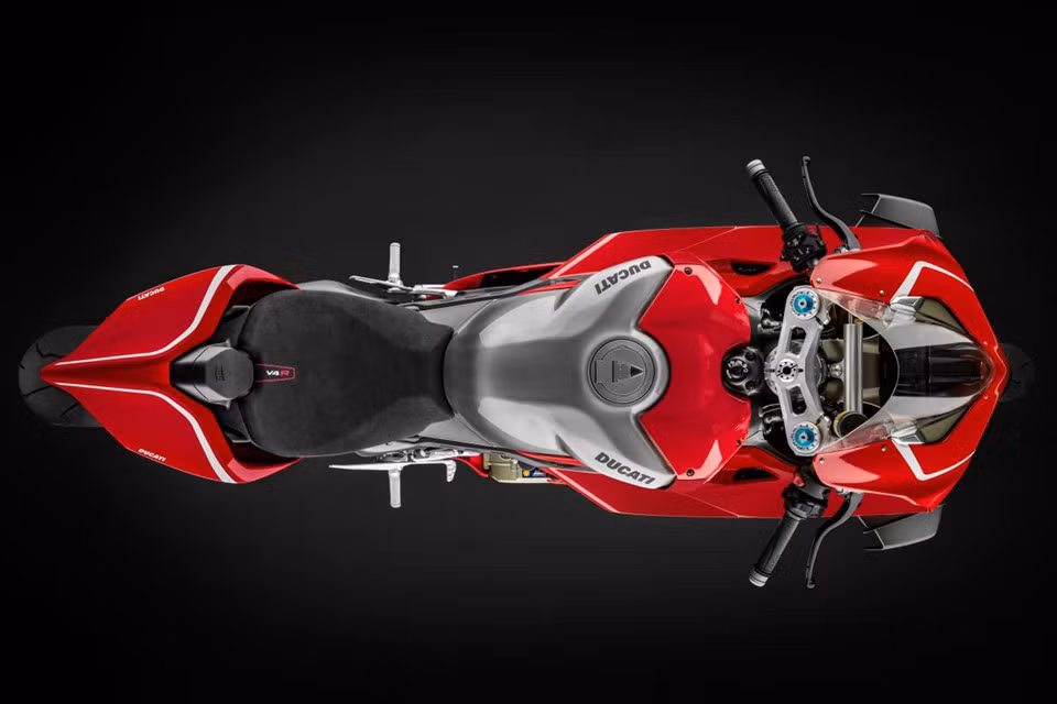 Theo đó, siêu môtô Ducati Panigale V4R 2019 sẽ chính thức được bán ra tại thị trường Mỹ vào năm 2019 với giá 40.000 USD (tương đương 933 triệu đồng). Trong khi đó tại châu Âu, Ducati Panigale V4 cũng sẽ được bán với giá 39.900 EUR (tương đương 1,062 tỷ đồng).