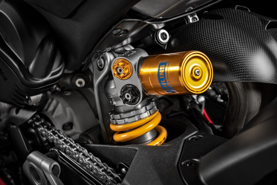 Ngoài ra, Ducati Panigale V4R còn được trang bị một số linh kiện cao cấp như hệ thống treo Ohlins ở cả trước và sau, bộ mâm Marchesini và bình xăng bằng nhôm mang phng cách mới riêng biệt so với trước.