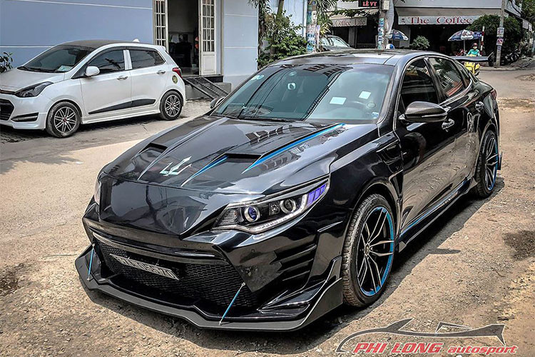 Từ chiếc sedan hạng D có kiểu dáng thanh lịch, chiếc Kia Optima giá rẻ đã được một chủ xe ở An Giang táo bạo thay đổi ngoại hình trở nên hầm hố và thể thao hơn theo ý thích cá nhân. Ý tưởng này đã được garage độ xe Phi Long tại TP HCM thực hiện một cách rất ấn tượng.