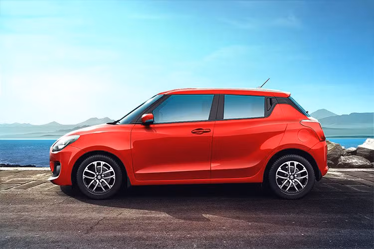 Cụ thể, kích thước của mẫu xe cỡ nhỏ bản đặc biệt nhà Suzuki sẽ có chiều dài 3.840 mm, rộng 1.735 mm và chiều dài cơ sở 2.450 mm như phiên bản thường từng ra mắt hồi đầu năm. Một số chi tiết thay đổi ở ngoại thất, không gian chứa đồ của khoang hành lý vẫn ở mức 46 lít.