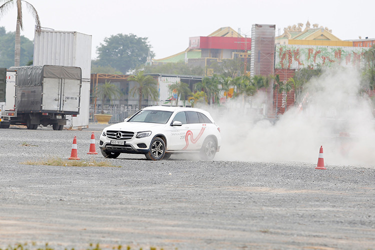 Đáng chú ý là tour trải nghiệm chiếc Mercedes-Maybach S 450 4MATIC dành cho các hành khách. Sẽ có 2 hành khách ngồi ở khoang sau của chiếc sedan siêu sang này và trải nghiệm trang thiết thị tiện nghi nhất của xe... Đây cũng là trải nghiệm khá thú vị vì không dễ gì để có thể ngồi sau một chiếc xe hơn 7 tỷ đồng. 
