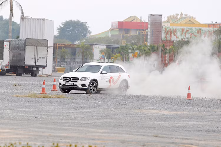 Đáng chú ý là tour trải nghiệm chiếc Mercedes-Maybach S 450 4MATIC dành cho các hành khách. Sẽ có 2 hành khách ngồi ở khoang sau của chiếc sedan siêu sang này và trải nghiệm trang thiết thị tiện nghi nhất của xe... Đây cũng là trải nghiệm khá thú vị vì không dễ gì để có thể ngồi sau một chiếc xe hơn 7 tỷ đồng. 