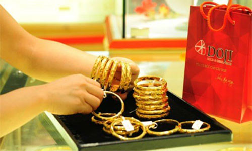 Gia vang hom nay 2/8: Donald Trump de doa, vang bi dim sau