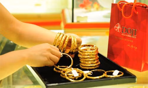 Gia vang hom nay 2/8: Donald Trump de doa, vang bi dim sau