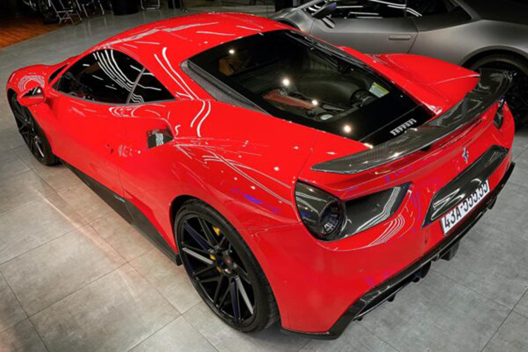 Xe được trang bị khối động cơ V8, dung tích 3.9L tăng áp kép, cho công suất tối đa 670 mã lực tại vòng tua 8000 vòng/phút cùng mô men xoắn cực đại đạt 760 Nm tại vòng tua 3000 vòng/phút, đi kèm hộp số Getrag 7 cấp ly hợp kép dựa trên công nghệ xe đua F1.