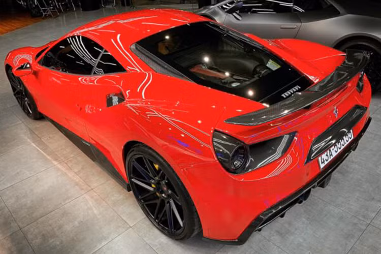 Xe được trang bị khối động cơ V8, dung tích 3.9L tăng áp kép, cho công suất tối đa 670 mã lực tại vòng tua 8000 vòng/phút cùng mô men xoắn cực đại đạt 760 Nm tại vòng tua 3000 vòng/phút, đi kèm hộp số Getrag 7 cấp ly hợp kép dựa trên công nghệ xe đua F1.