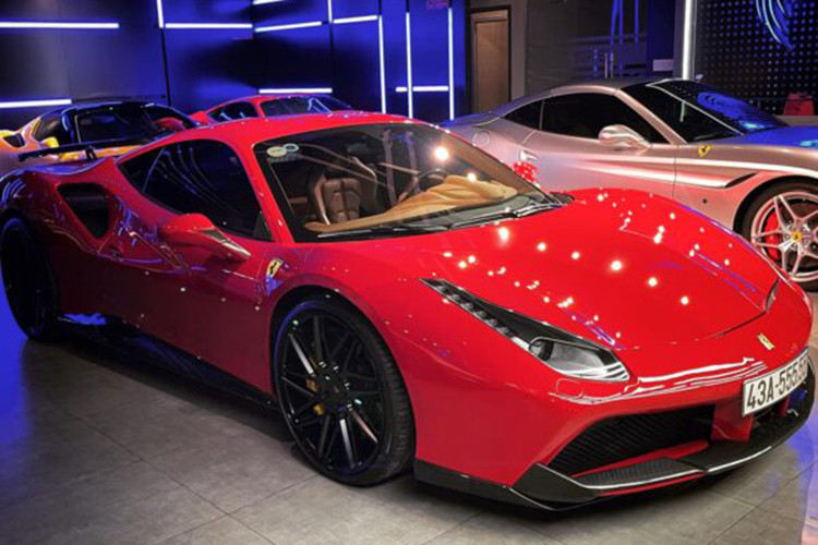 Tính đến thời điểm hiện tại, có tất cả 4 chiếc Ferrari 488 tại Việt Nam được nâng cấp gói độ Novitec Rosso, trong đó có 3 chiếc thuộc bản GTB và 1 chiếc thuộc bản Spider (mui trần). Số tiền mà chủ nhân phải bỏ ra để nâng cấp gói độ Novitec cho “siêu ngựa” này lên đến hơn 1 tỷ đồng.