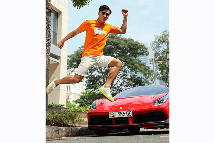 Những hình ảnh chụp lại cho thấy, chiếc siêu xe Ferrari 488 GTB của Bùi Tiến Dũng không còn được gắn bộ mâm độ Vossen đắt đỏ mà thay vào đó là mâm zin 5 chấu kép. Hiện chưa rõ vì sao người đang nắm giữ chiếc xe Ferrari 488 GTB biển ngũ quý 5 lại tháo mâm độ ra để xe mang bộ móng nguyên bản.