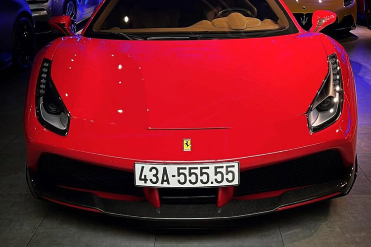 Điểm nhấn của Ferrari 488 GTB độ Novitec này đến từ các chi tiết được làm từ carbon từ cản va trước, nẹp sườn mới, hốc gió hay cánh gió đuôi cố định. Chưa dừng lại đó, chủ nhân của xe Ferrari 488 GTB biển ngũ quý 5 còn trang bị rất nhiều chi tiết carbon cho bên trong khoang lái của xe.