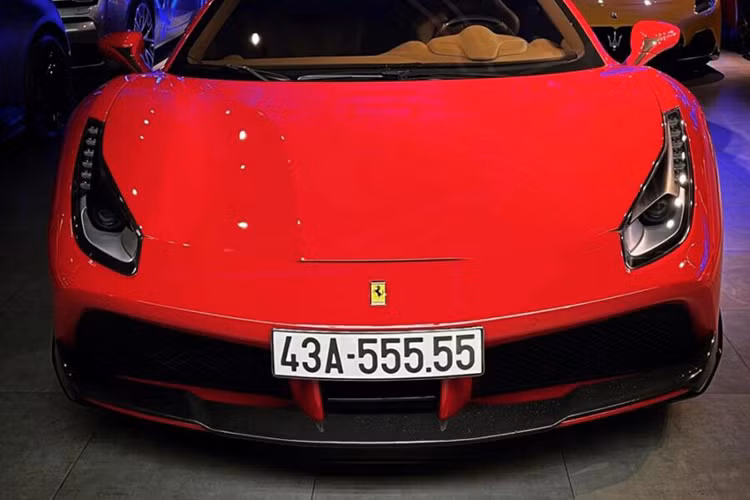 Điểm nhấn của Ferrari 488 GTB độ Novitec này đến từ các chi tiết được làm từ carbon từ cản va trước, nẹp sườn mới, hốc gió hay cánh gió đuôi cố định. Chưa dừng lại đó, chủ nhân của xe Ferrari 488 GTB biển ngũ quý 5 còn trang bị rất nhiều chi tiết carbon cho bên trong khoang lái của xe.