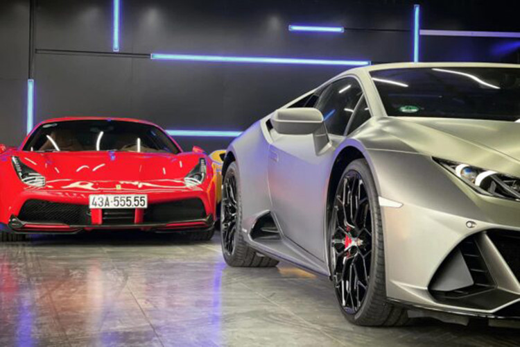 Từng được mệnh danh là “siêu xe quốc dân” tại Việt Nam, Ferrari 488 đang có tổng cộng 21 chiếc, trong đó gồm 2 chiếc 488 Pista Spider. Mẫu xe này hiện đã được thay thế bằng “đàn em” Ferrari F8. Giá xe Ferrari 488 hiện được chào bán trên thị trường siêu xe đã qua sử dụng khoảng 12 - 13 tỷ đồng.