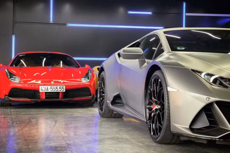 Từng được mệnh danh là “siêu xe quốc dân” tại Việt Nam, Ferrari 488 đang có tổng cộng 21 chiếc, trong đó gồm 2 chiếc 488 Pista Spider. Mẫu xe này hiện đã được thay thế bằng “đàn em” Ferrari F8. Giá xe Ferrari 488 hiện được chào bán trên thị trường siêu xe đã qua sử dụng khoảng 12 - 13 tỷ đồng.