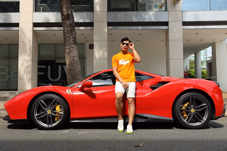 Là bạn thân của chủ một đơn vị kinh doanh siêu xe tại TP.HCM, không khó để bắt gặp hình ảnh Thủ môn Bùi Tiến Dũng đọ dáng siêu xe hay xe sang đắt tiền. Mới đây nhất, anh chàng thủ môn "người mẫu" này lại có màn đọ dáng cùng Ferrari 488 GTB biển ngũ quý 555.55 độc nhất Việt Nam.