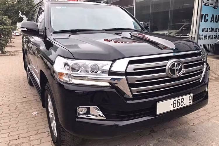 Tại Hà Nội hiện nay, một chiếc Toyota Land Cruiser mua chính hãng, sản xuất năm 2016 đã qua sử dụng khoảng hơn 1 năm đang được chủ nhân đăng bán lại với mức giá 3,8 tỷ đồng. Land Cruiser chính hãng đăng kí biển số Hà Nội thời điểm hiện nay có giá trị khoảng 4,11 tỷ đồng.