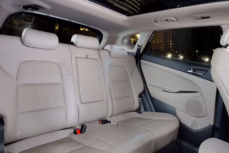 Động cơ Turbo phun xăng trực tiếp 1.6L T-GDi cũng được xem là lần đầu tiên xuất hiện trong phân khúc Crossover hạng trung được trang bị động cơ - hộp số thể thao như vậy. Phiên bản này được trang bị hệ thống giảm xóc hiệu suất cao ASD giúp tăng cường khả năng vận hành ổn định cho xe.