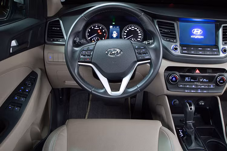 Hyundai Tucson 2017 CKD được trang bị tới 3 phiên bản động cơ, hoàn toàn đáp ứng được nhu cầu của nhiều nhóm đối tượng khách hàng: Đầu tiên là động cơ Turbo phun xăng trực tiếp 1.6L T-GDi cho công suất cực đại 177 mã lực tại 5.500 vòng/phút cùng Momen xoắn cực đại 265Nm tại 1.500 ~ 4.500 vòng/phút đi kèm hộp số ly hợp kép 7 cấp DCT cho khả năng vận hành mạnh mẽ, thể thao hơn.