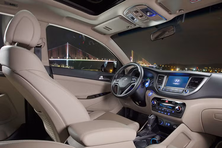 Mẫu xe Hyundai Tucson 2017 cũng sở hữu hàng loạt các trang bị tiện nghi mới như: hệ thống ghế ngồi bọc da, điều hòa tự động 2 vùng độc lập, cửa sổ trời toàn cảnh Panorama, cốp điện sau thông minh, phanh tay điện tử, màn hình cảm ứng 8 inch giải trí đa phương tiện tích hợp bản đồ Navigator được phát triển riêng cho thị trường ôtô Việt Nam. 