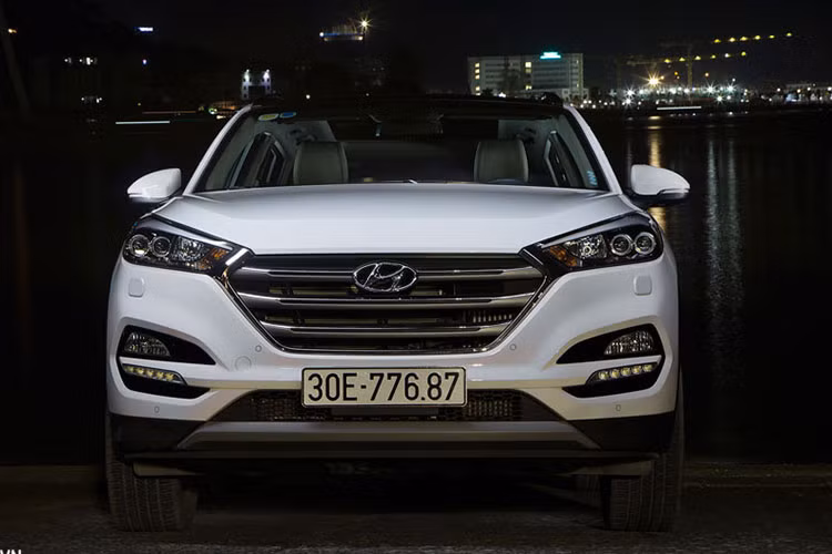 Hiện tại, Tucson 2017 tại Việt Nam với 4 phiên bản: 2 phiên bản xăng 2.0L Tiêu chuẩn và Đặc biệt, 1 phiên bản Diesel 2.0L đặc biệt và và 1 phiên bản Turbo T-GDI 1.6L đặc biệt. Cả 4 phiên bản đều được áp dụng mức giá ưu đãi đặc biệt với mức giảm từ 85 tới 130 triệu đồng, trong đó phiên bản máy dầu có mức giảm cao nhất, phiên bản 2.0L tiêu chuẩn có giá hiện tại chỉ còn 760 triệu đồng. 