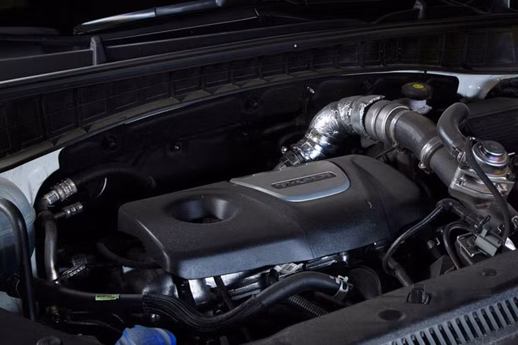 Động cơ Diesel R 2.0L áp dụng công nghệ van biến thiên điều khiển điện tử eVGT phun nhiên liệu trực tiếp CRDi cho công suất tối đa 185 mã lực tại 4.000 vòng/phút cùng Momen xoắn cực đại 400Nm tại 1.750 ~ 2.750 vòng/phút. Lựa chọn tiêu chuẩn vẫn là động cơ xăng Nu 2.0l MPI, cho công suất 156 mã lực tại 6.200 vòng/phút, cùng momen xoắn 192 Nm tại 4.000 vòng/phút. Hai khối động cơ này đi kèm hộp số tự động 6 cấp.